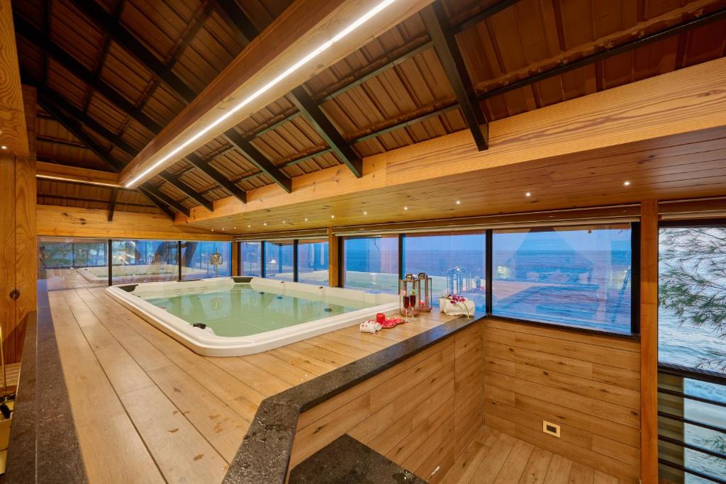 Maliekal Heritance Cherai Beach Cochin - Infinity 360 Beach View Aqua Swim Jacuzzi Pool