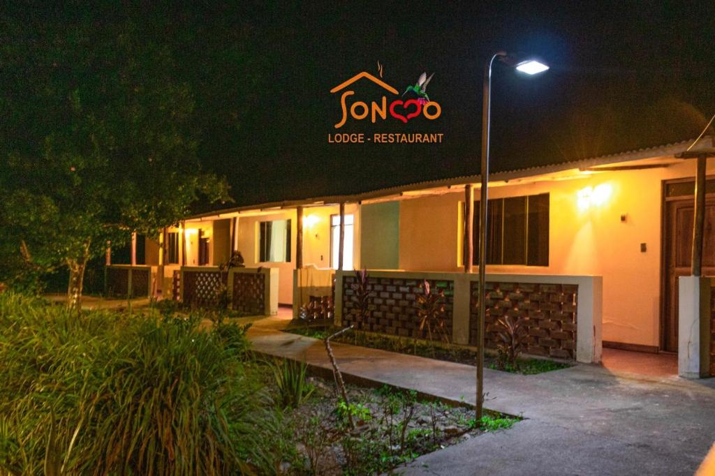 budynek z napisem "jonso lodge resort" w obiekcie SONCCO LODGE-RESTAURANT w mieście Quillabamba