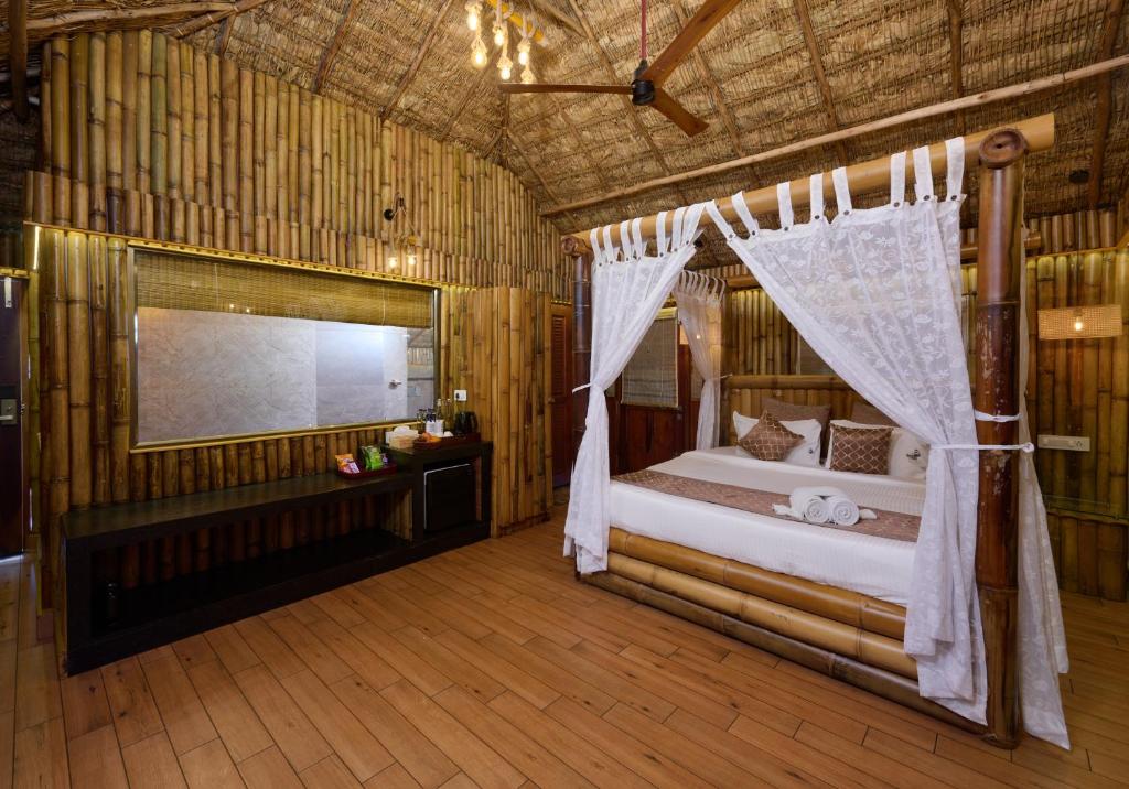 Postel nebo postele na pokoji v ubytování Maliekal Heritance Cherai Beach Cochin