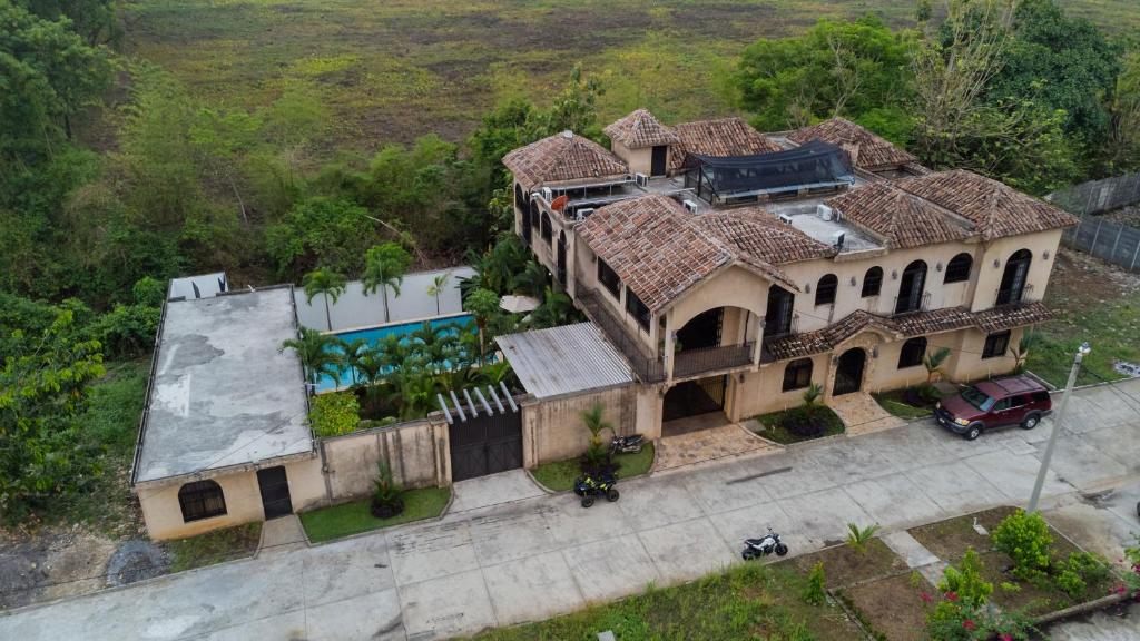 una vista aérea de una casa con coche en The Palm- A Luxury Villa, en Retalhuleu