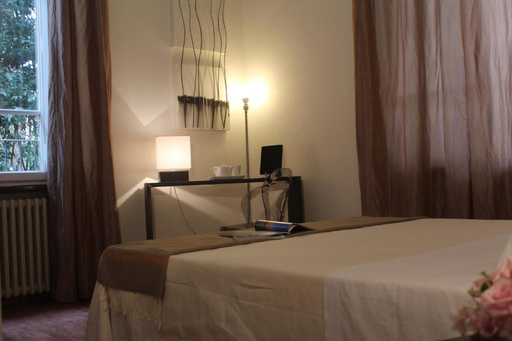 Llit o llits en una habitació de Lucca in Villa Lucrezia