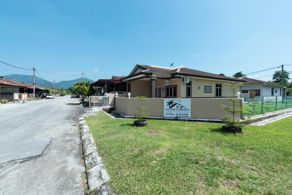 uma casa ao lado de uma estrada em Zai Ham Homestay em Pusing