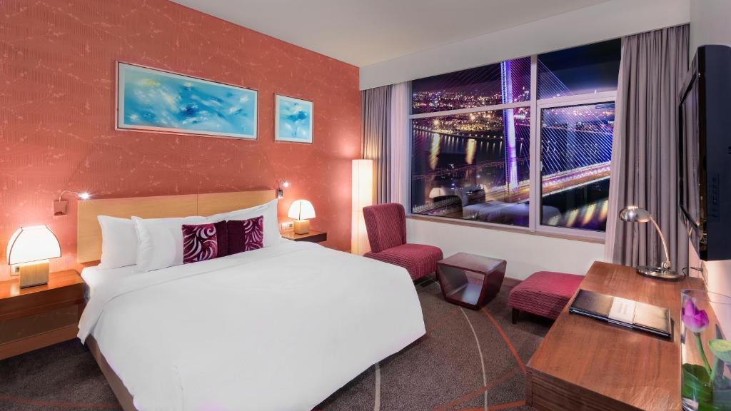 Deluxe Queen Room with River view - High Floor with Executive Lounge access