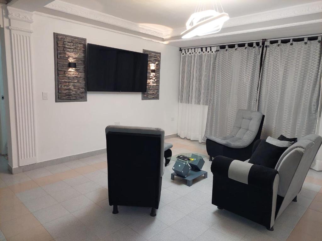 A television and/or entertainment centre at Encantador y Confortable Apartamento