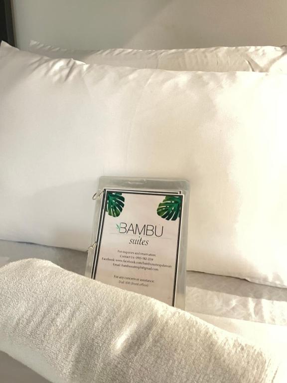 Postel nebo postele na pokoji v ubytování Bambu Suites
