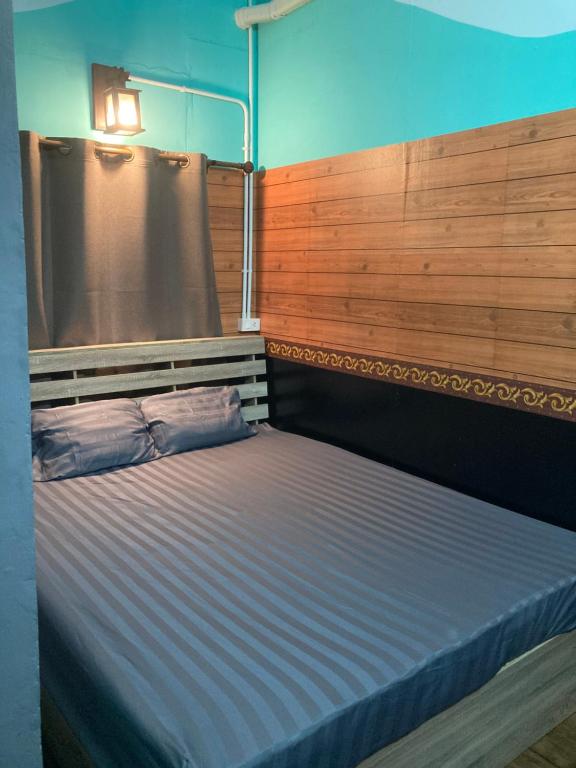 een slaapkamer met een groot bed in een kamer bij โรงแรมคุ้มเดช - KoomDech Hotel in Sattahip