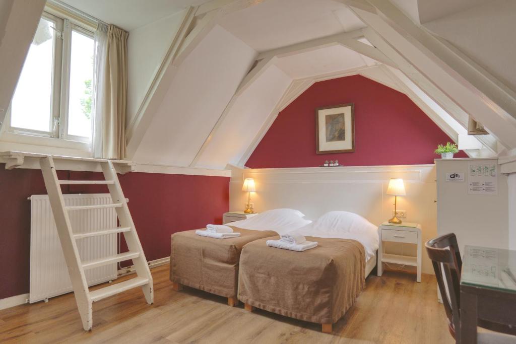 Cette chambre comprend un lit et une échelle. dans l'établissement Hotel Prinsenhof Amsterdam, à Amsterdam