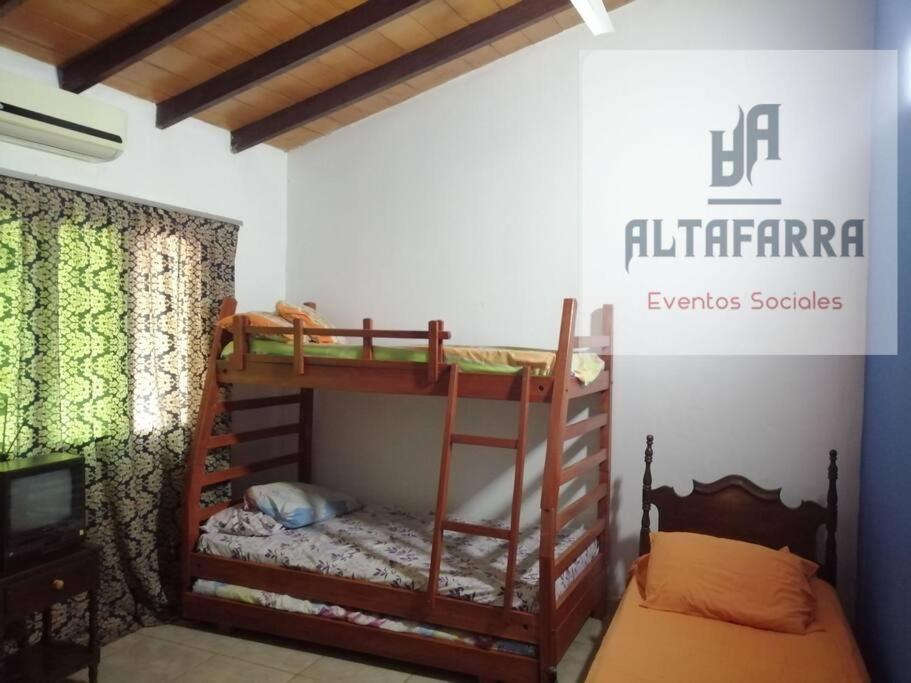 - une chambre avec 2 lits superposés dans l'établissement casa con piscina, alojamiento hasta 12 personas, à Asuncion