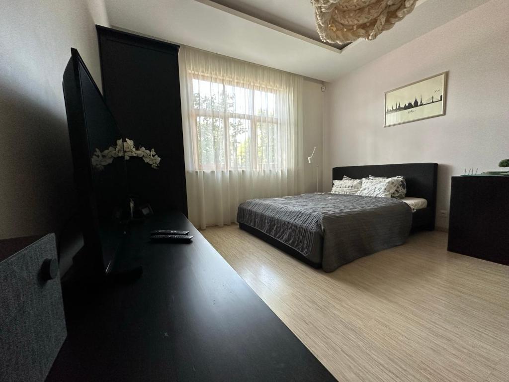 1 dormitorio con cama y ventana grande en Studio apartment in private house, en Riga