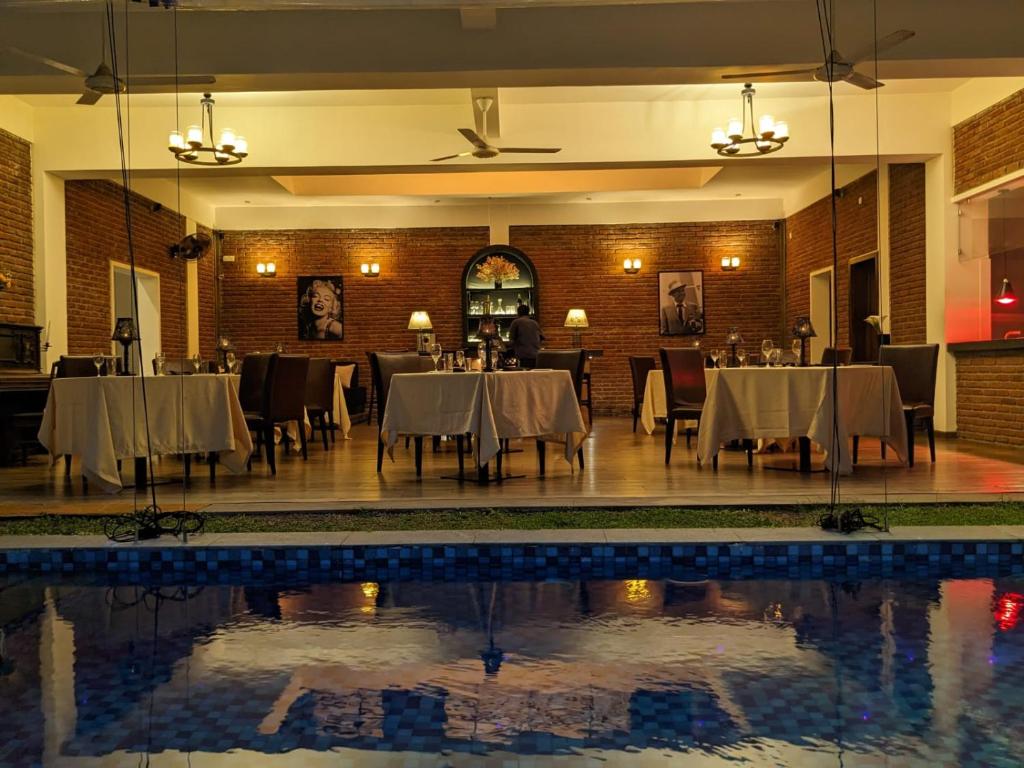 Bazén v ubytování Daffodils Beach Negombo nebo v jeho okolí