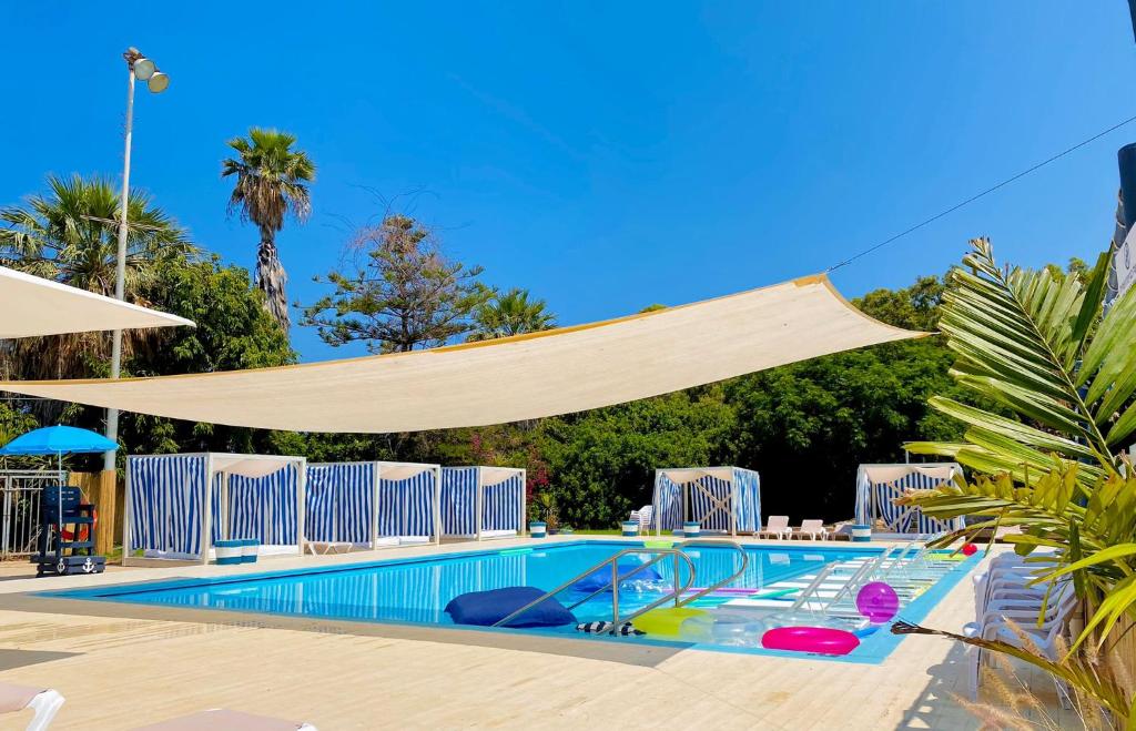 una piscina con baldacchino sopra di NEA Resort & People a Shavei Zion