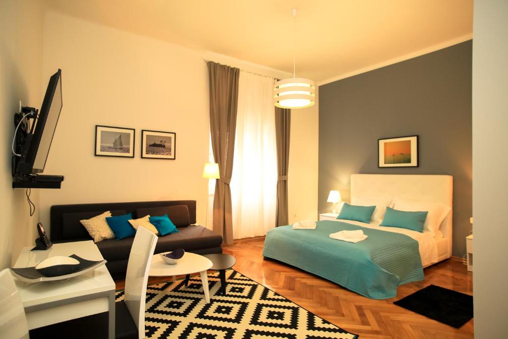 1 dormitorio con 1 cama y sala de estar en Contarini Luxury Rooms, en Split