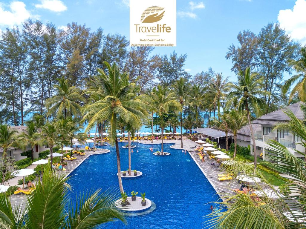 una imagen de una piscina del complejo con palmeras en X10 Khaolak Resort, en Khao Lak
