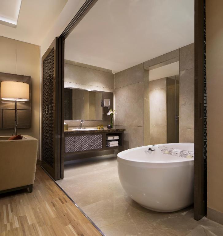 Koupelna v ubytování JW Marriott Mumbai Sahar Airport