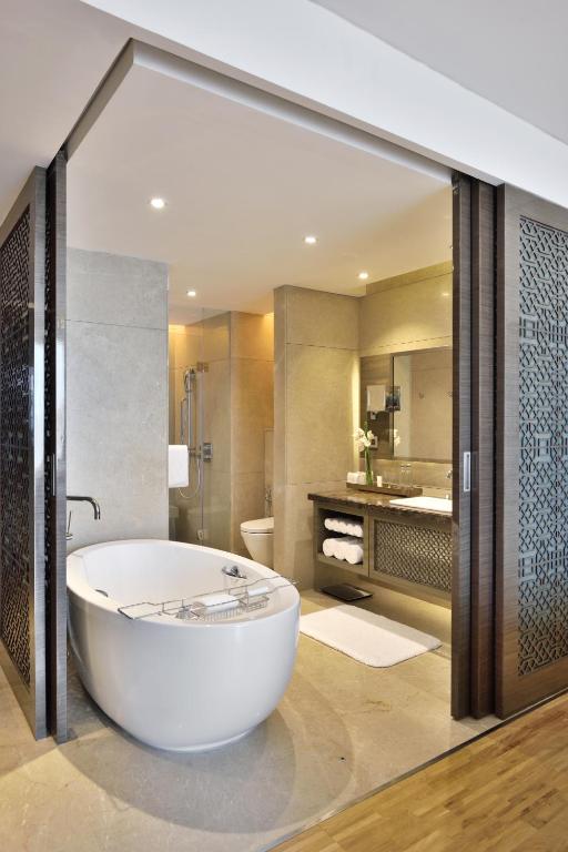 Koupelna v ubytování JW Marriott Mumbai Sahar Airport
