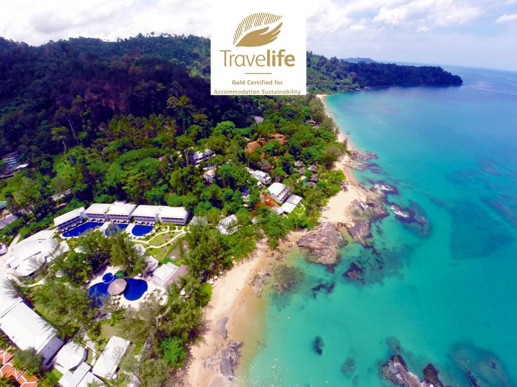TUI BLUE Khao Lak Resort في خاو لاك: اطلالة جوية على منتجع على شاطئ