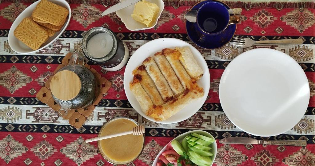 una mesa con platos de comida en una mesa en Sanahin OLD&NEW, en Alaverdi