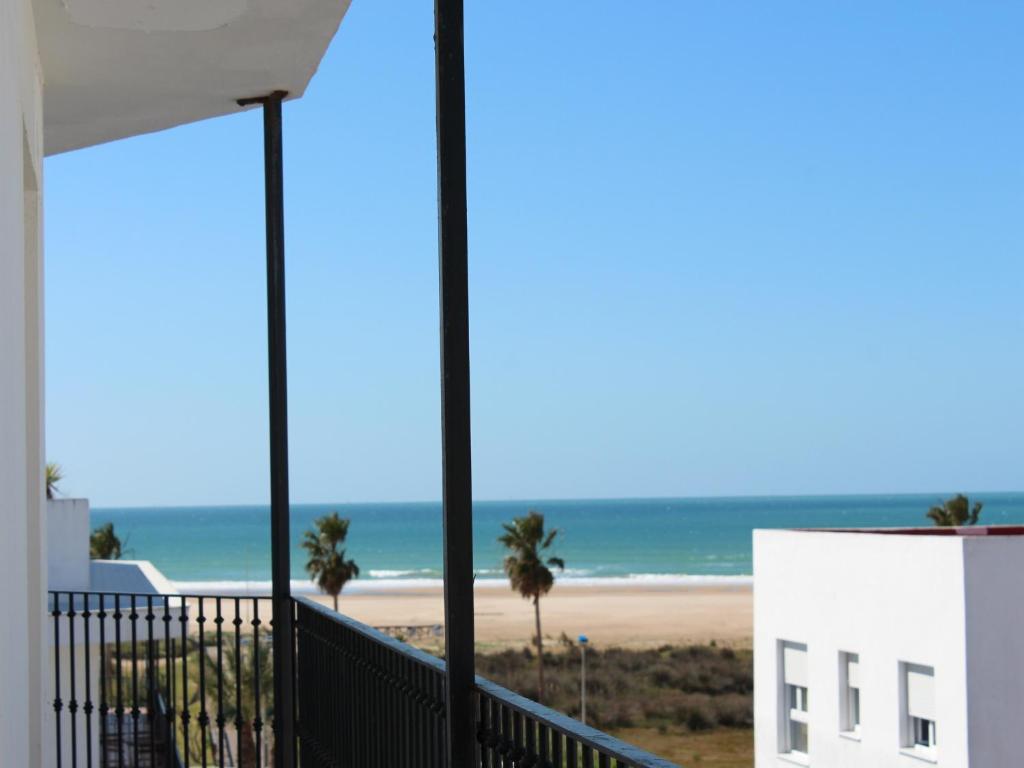 コニル・デ・ラ・フロンテーラにあるApartamento Mercedesのビーチハウスのバルコニーからビーチの景色を望めます。