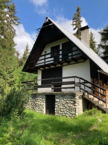 a house with a roof on top of a hill at Chata Čučka in Pribylina