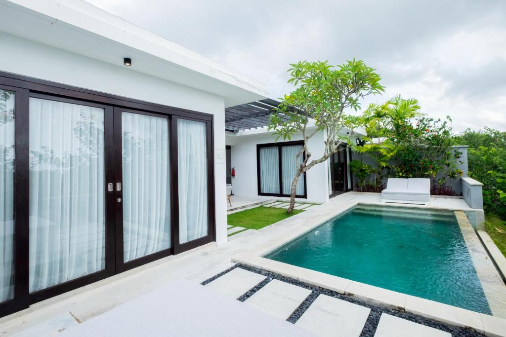 una piscina en el patio trasero de una casa en Prasana by Arjani Resorts, en Uluwatu