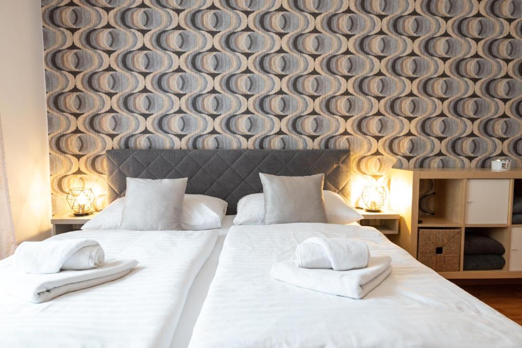 Postel nebo postele na pokoji v ubytování Hotel Garni Pod Skalkou