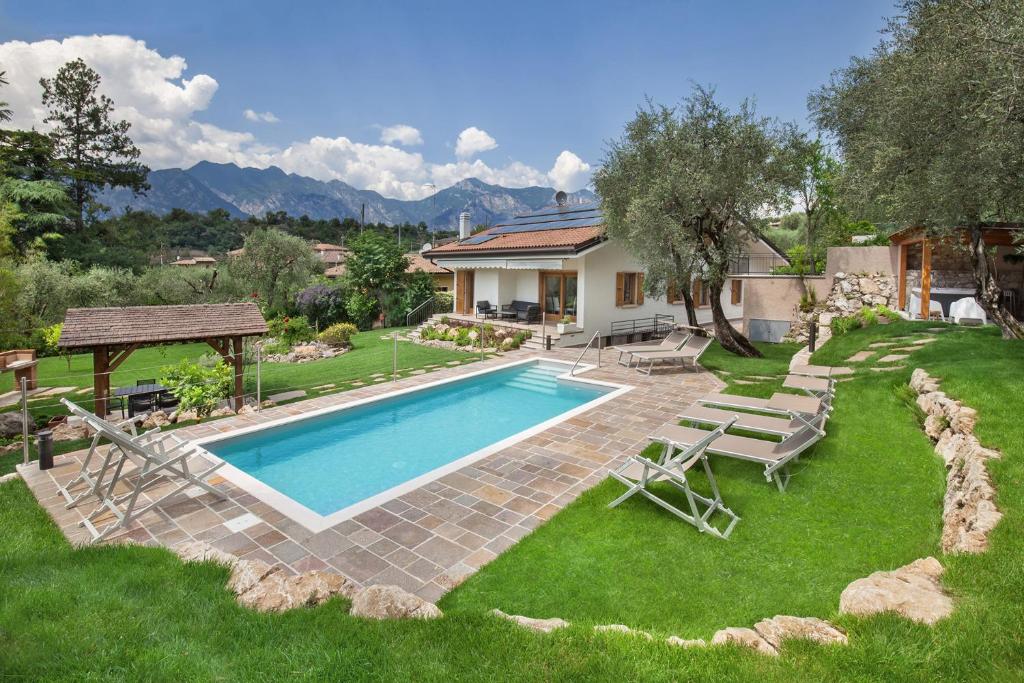 - une piscine dans une cour avec une maison dans l'établissement Villa Fani-Wellness & Relax, à Malcesine