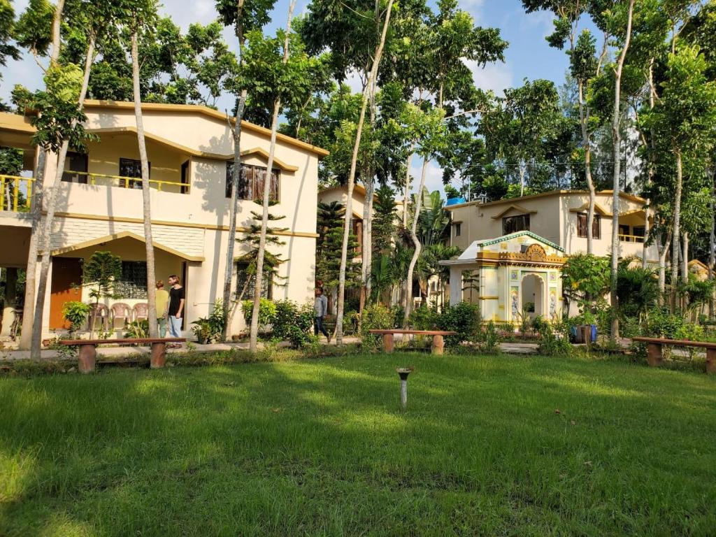 une maison avec une cour devant elle dans l'établissement Sundarban Tiger Roar Resort, à Purbbadulki