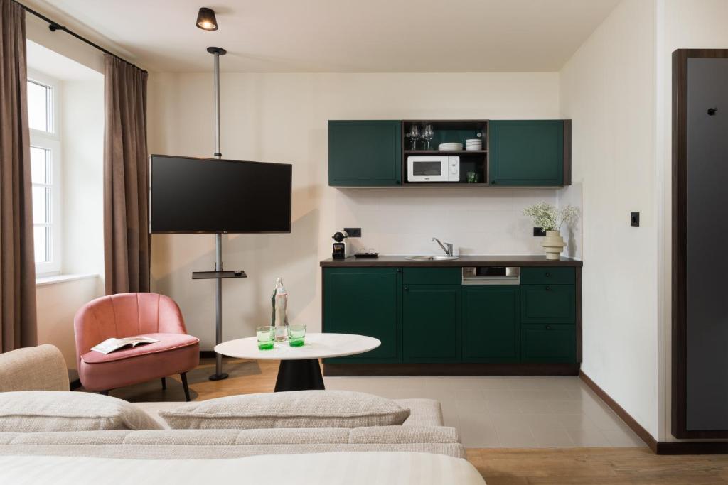 A kitchen or kitchenette at master Mirabell