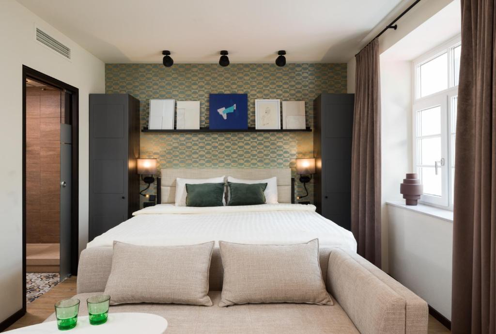 een slaapkamer met een groot bed en een bank bij master Mirabell in Salzburg
