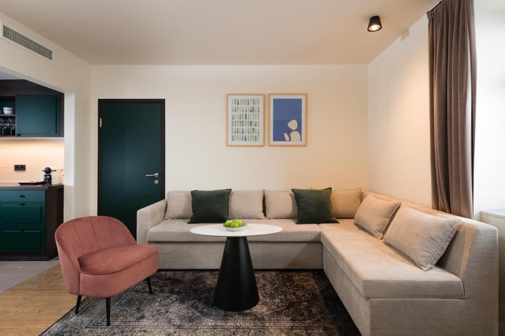 A seating area at master Mirabell