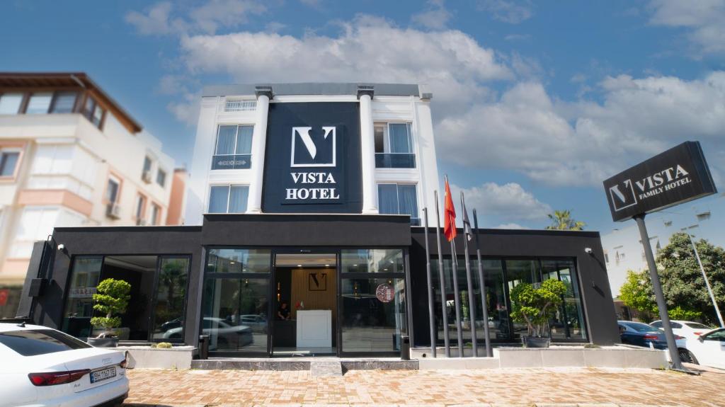 um edifício com um sinal para um hotel Visa em Vista Family Hotel Konyaaltı em Antalya