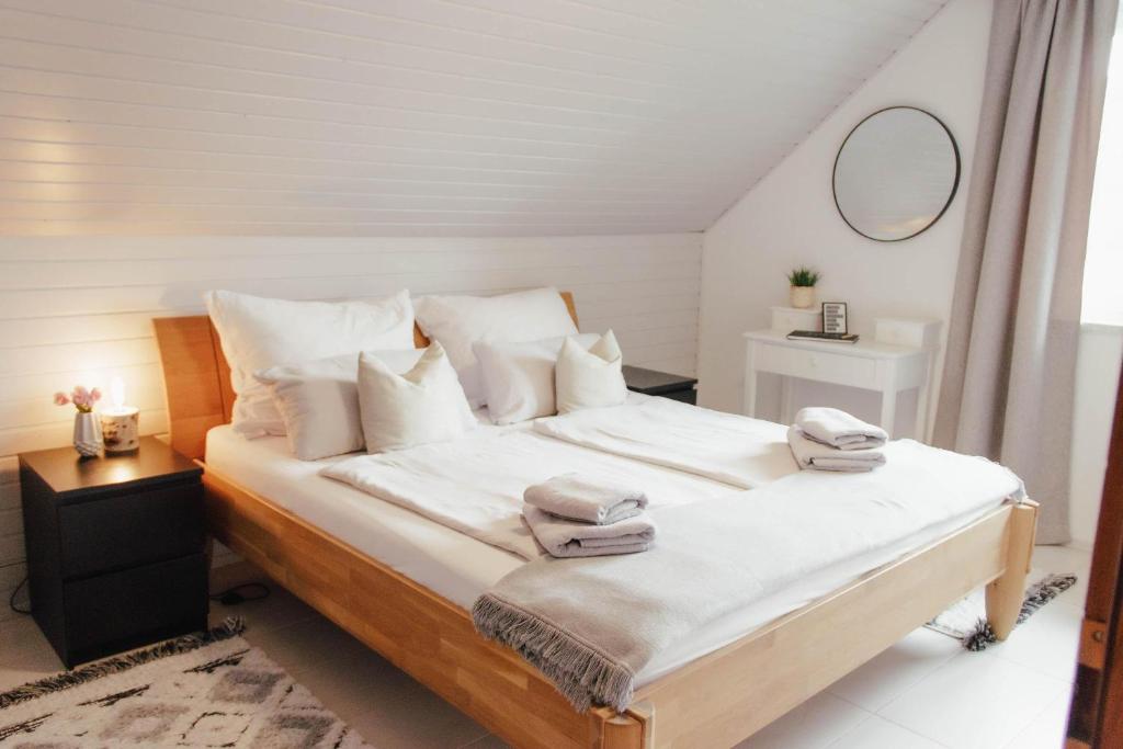 Postel nebo postele na pokoji v ubytování AUFTANKEN - Ferienwohnung Graf