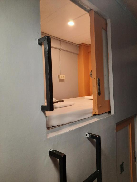 lustro na ścianie łazienki w obiekcie Budget Transient Capsule Room Makati near Ayala and Buendia w mieście Manila