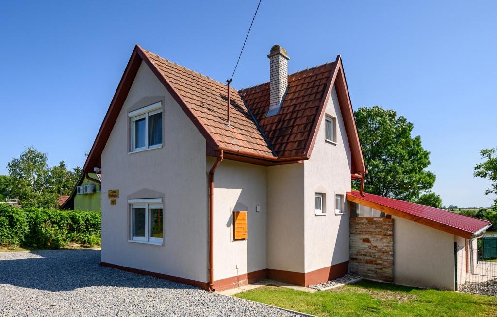 una piccola casa bianca con tetto rosso di Dorka Vendégház a Gyomaendrőd
