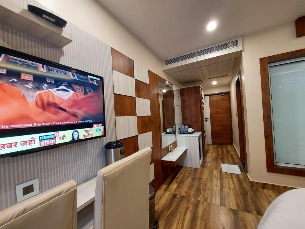 TV a/nebo společenská místnost v ubytování New Gitanjali Hotel, New Digha