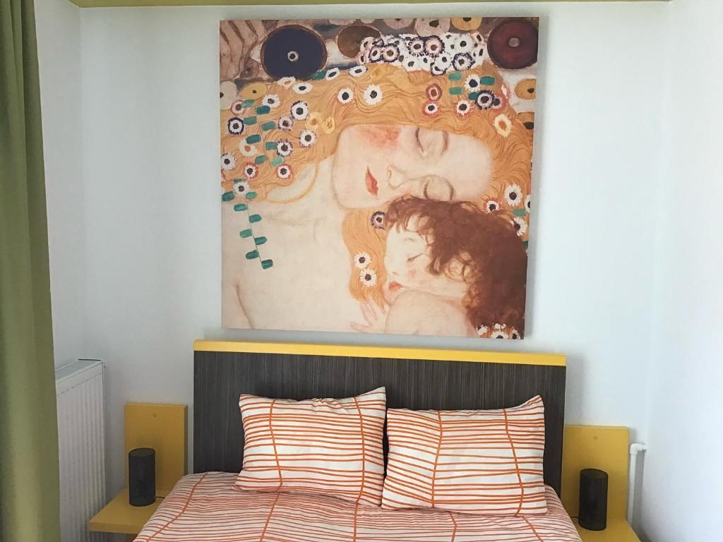 un cuadro sobre una cama en un dormitorio en Villa Siret, en Galaţi