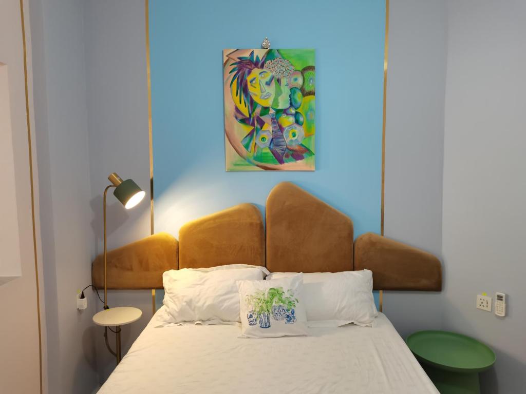 een slaapkamer met een bed met een groot hoofdeinde bij Ampang Hilir Lake View - Suite Unit and Rooms in Kuala Lumpur