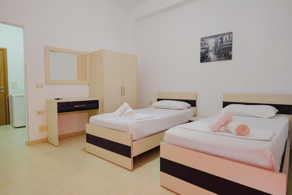 Postel nebo postele na pokoji v ubytování Hotel Argjiro