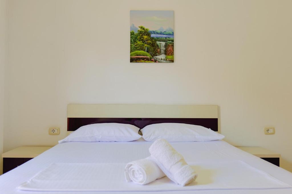 Postel nebo postele na pokoji v ubytování Hotel Argjiro