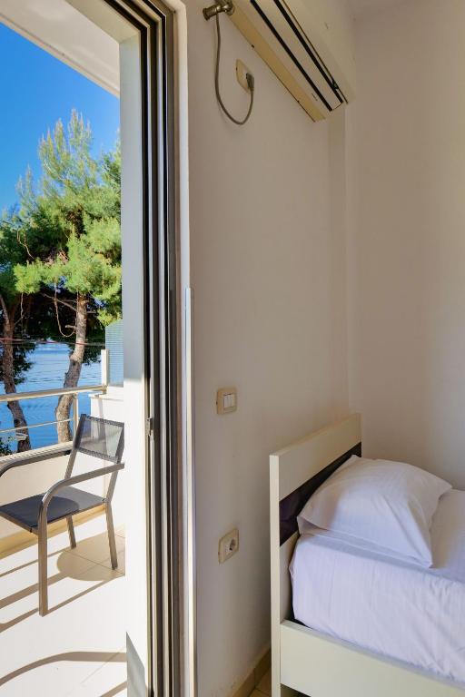 Postel nebo postele na pokoji v ubytování Hotel Argjiro