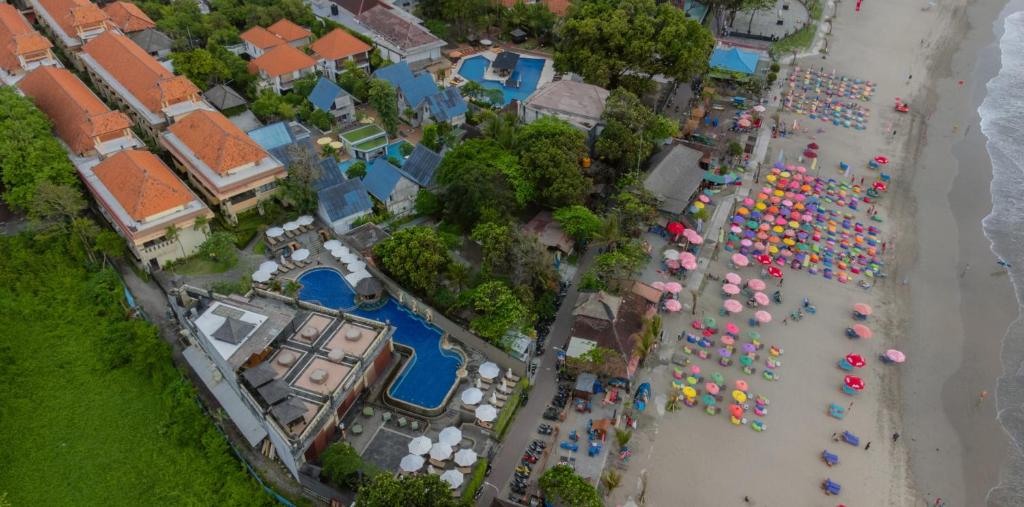 فندق وسبا بيلانغي بالي  في سمينياك: إطلالة علوية على شاطئ به مجموعة من المظلات