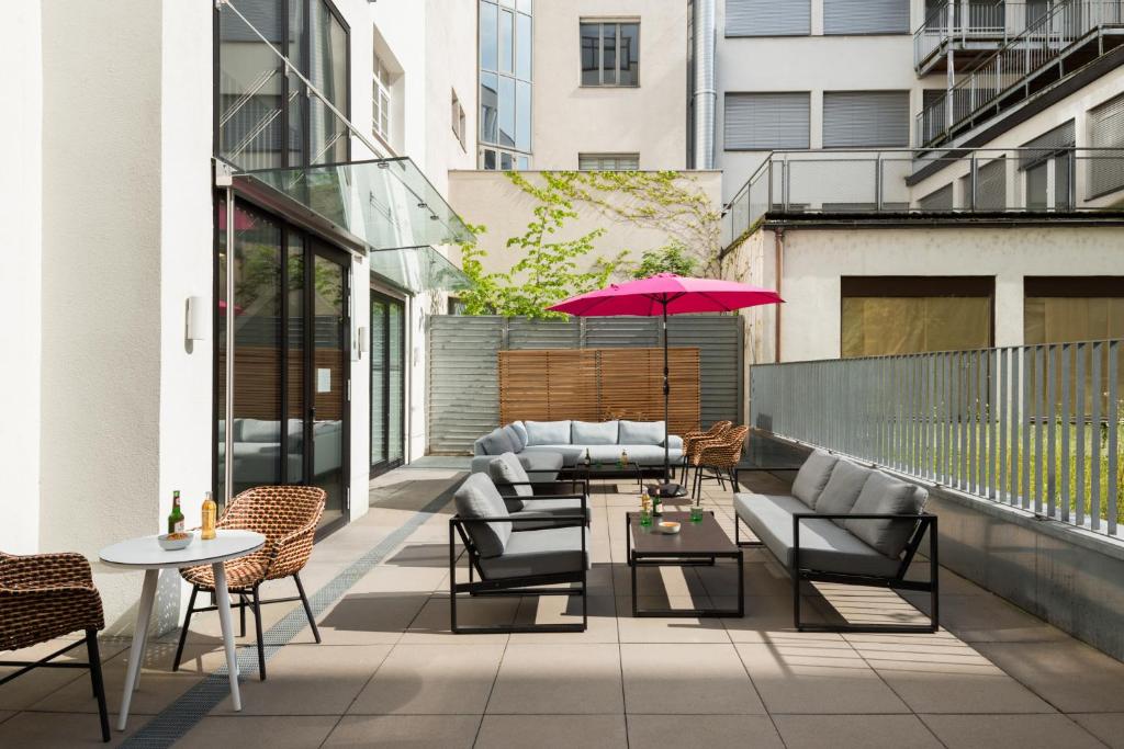 A seating area at master Mirabell