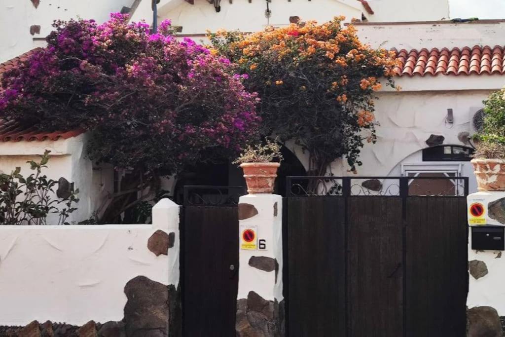 Ein schwarzer Zaun mit Blumen auf einem Haus in der Unterkunft Canary Cozy House 4km from the Beach and the Airport in Ingenio