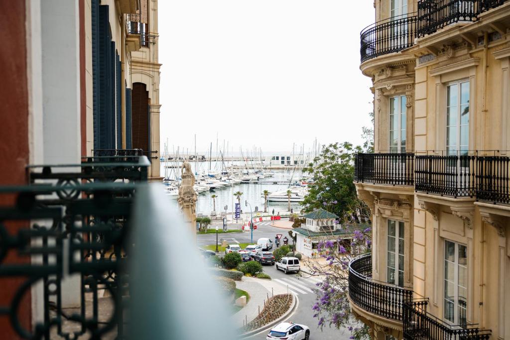 Blick auf eine Straße vom Balkon eines Gebäudes in der Unterkunft Casa Alberola Apartments in Alicante