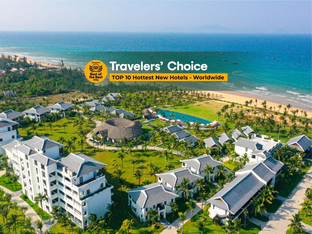 een uitzicht op het hotel en het strand bij Bliss Hoi An Beach Resort & Wellness in Hội An