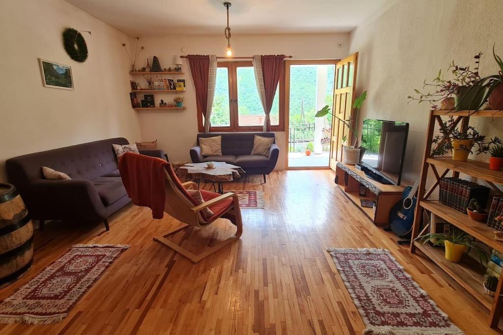 uma sala de estar com um sofá e uma mesa em ILIS House Matka em Skopje