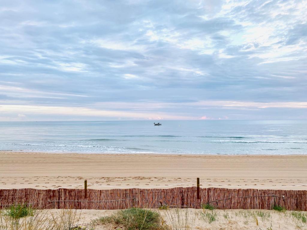 Modern beachfront townhouse, El Perelló – Bijgewerkte prijzen ...