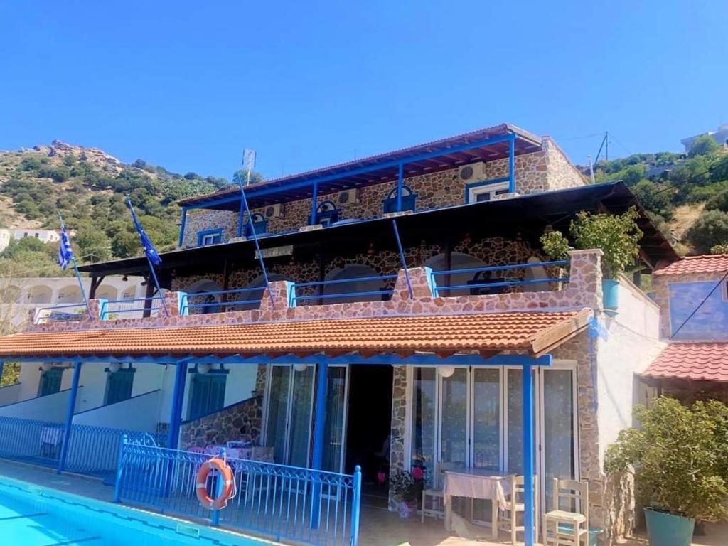 una casa con piscina frente a ella en Mary Popi en Panormos Kalymnos