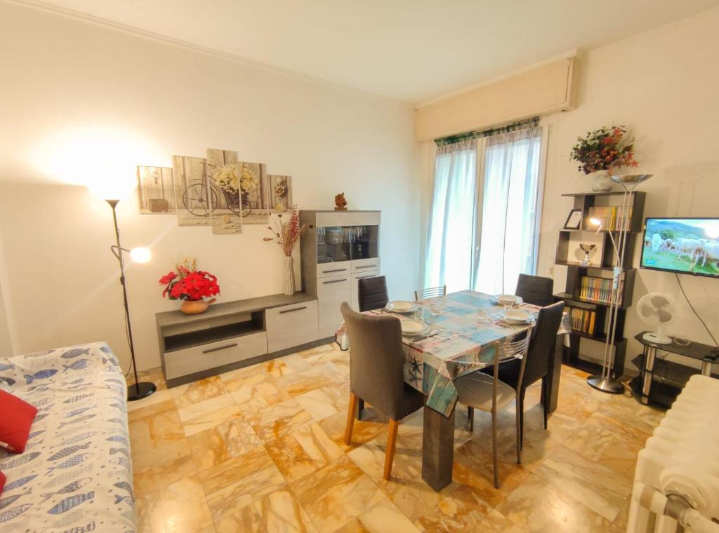 sala de estar con mesa de comedor con sillas en Casa Daria, en Rapallo