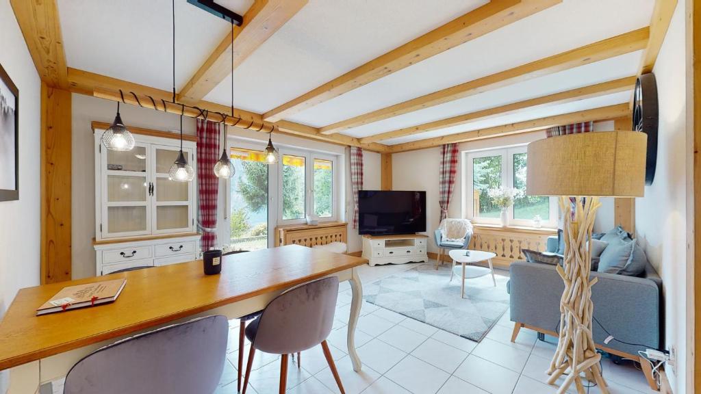 TV a/nebo společenská místnost v ubytování Cosy apartment surrounded by nature in Varen - Salgesch region